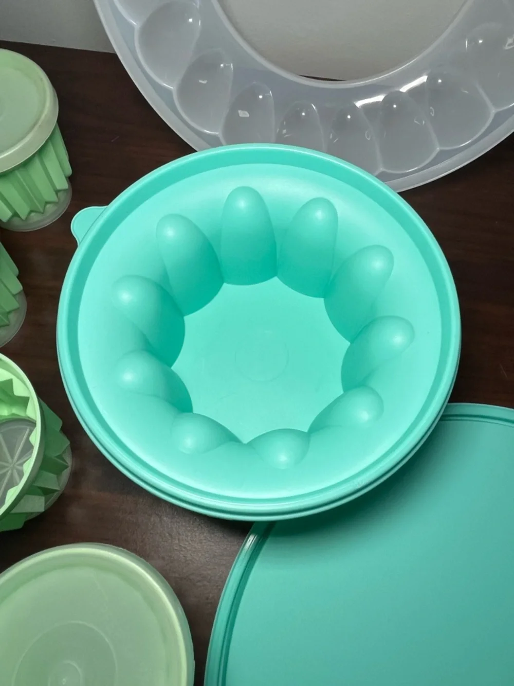 Iconic vintage Tupperware fluted Jello mold set with 6 individual mold. - Picture 6 of 15